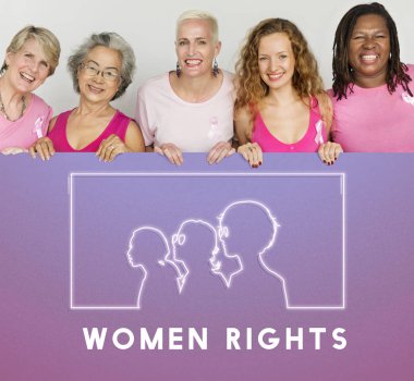 Afişini tutan kadın