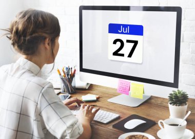 Ofis Masası bilgisayarla çalışan kadın