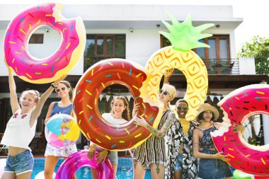 Kızlar yüzme havuzunda daimi