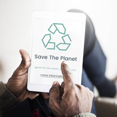 Erkek el dijital tablet kullanma 