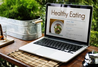 çalışma bilgisayar laptop, dijital not defteri ve sağlıklı beslenme kavramı 