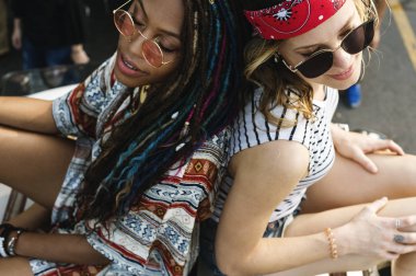 Van çatıda oturan kadın