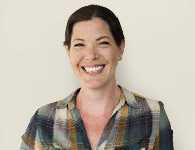 Olgun kadın gülümsüyor 