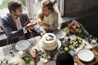 insanlar düğün kutluyor 