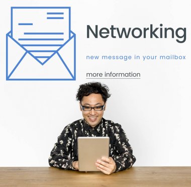 Dijital tablet kullanan adam  