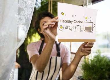 Afrikalı kadın dükkanda çalışan önlük 