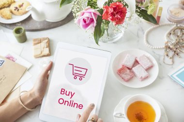 dijital tablet kullanan kadın