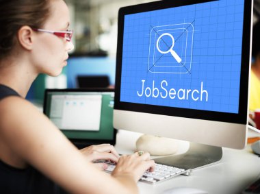 Bilgisayarda çalışan iş kadını 