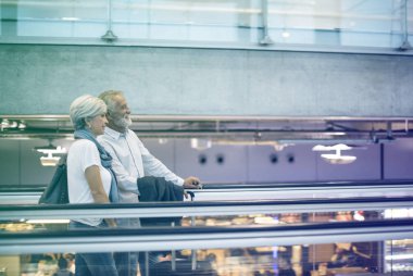 yürüyen merdiven üzerinde üst düzey çift duran