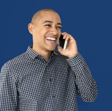 Cep telefonuyla konuşan adam.