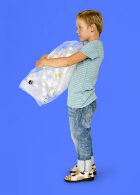 Plastik şişe ile ihale çocuk