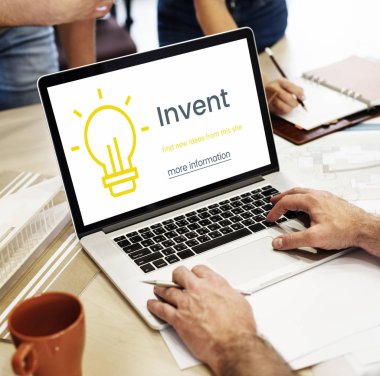 Masada dizüstü bilgisayar kullanan adam