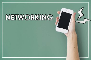  Akıllı telefon kullanan el