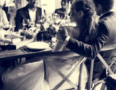 İnsanlar düğün masada kutlamak 