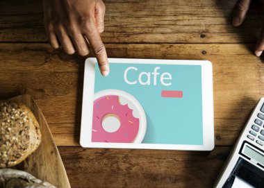 Dijital tablet kullanan kişi 