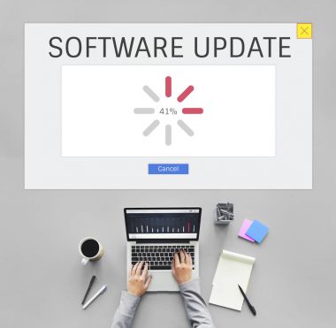 laptop ile çalışan kişi