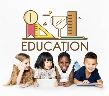 çocuklar dijital cihazlar kullanarak