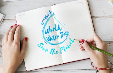 Not defterinde yazılı kadının elleri 