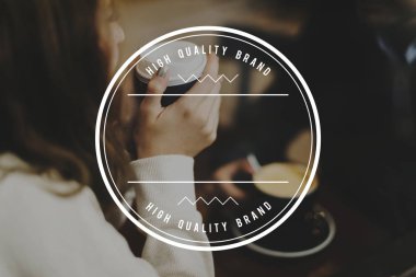 Elinde kahve fincanı tutan kadın.