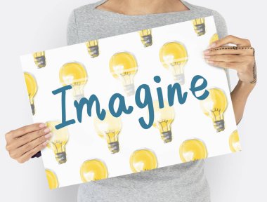 Kadın afişini tutar 