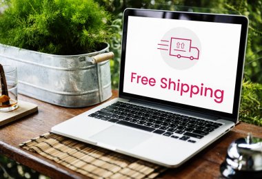 ahşap masa üstünde açılan laptop 