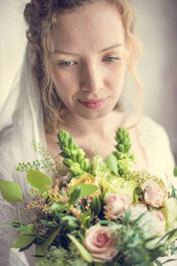Gelin holding buket