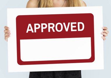 Kadın afişini tutar 