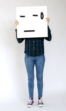 Kağıt afiş tutan kişi