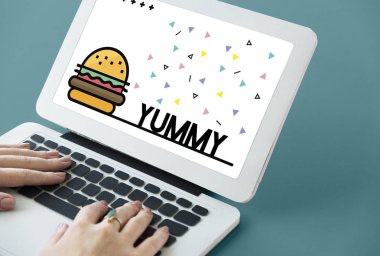 Dizüstü bilgisayarda yazan kadın klavyesi