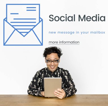 Dijital tablet kullanan adam  