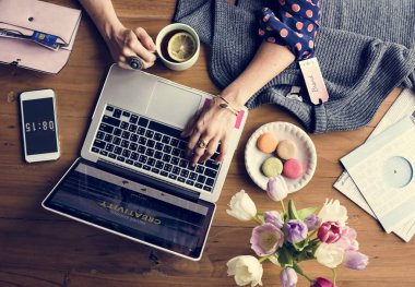 Dizüstü bilgisayarda yazan kadın klavyesi