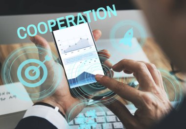 Cep telefonu kullanan iş adamı