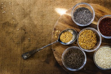 kaşık toz baharat ile 