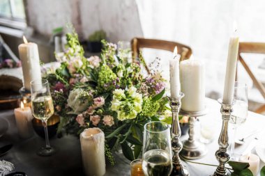 Restoran hizmeti ayarı ile tablo