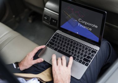 Arabaya dizüstü kullanarak işadamı