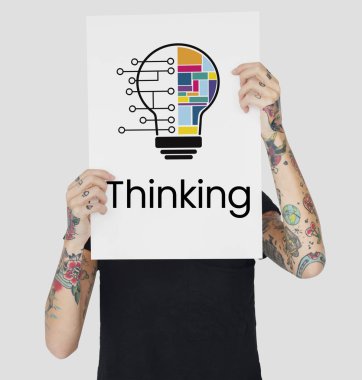 afişini tutan dövmeli kadın