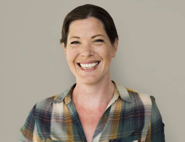 Olgun kadın gülümsüyor 