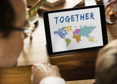 Baba ve oğul dijital tablet ile. 