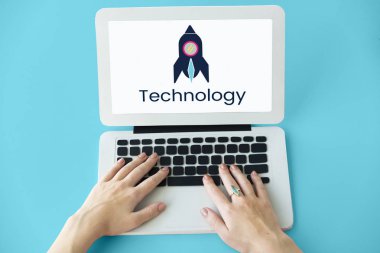 Dizüstü bilgisayarda yazı yazan kadın elleri 