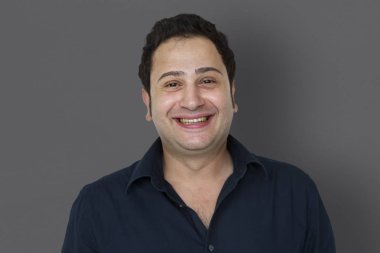 Yetişkin gülümseyen adam