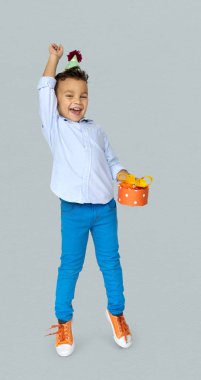 sevimli küçük çocuk hediye ile