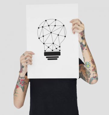 afişini tutan dövmeli kadın