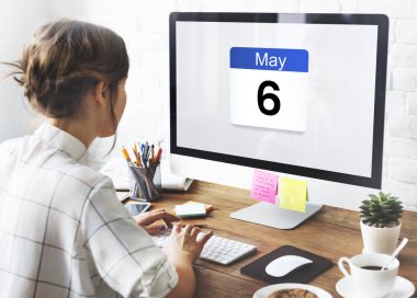 bilgisayarla çalışma kız