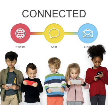 küçük çocuklar dijital cihazlar kullanarak