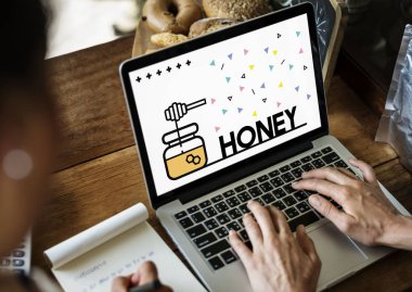 Dizüstü bilgisayarda yazan kişi 