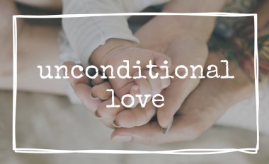 Yeni doğan bebeğin elini tutarak anne