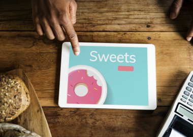 Dijital tablet kullanan kişi 