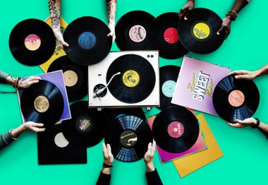 Vinil diskler holding eller