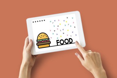 kişi holding dijital tablet