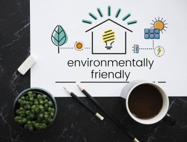  kalemler ve afiş masada